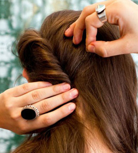 3. Xoắn đều tóc cho đến phía sau gáy. 3. Xoắn đều tóc cho đến phía sau gáy.