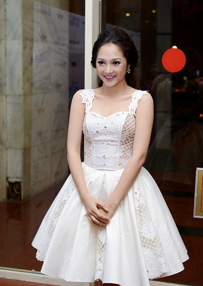 Bảo Anh trung thành với phong cách nữ tính, bay bổng khi chọn chiếc váy trắng bồng bềnh quyến rũ. Bảo Anh trung thành với phong cách nữ tính, bay bổng khi chọn chiếc váy trắng bồng bềnh quyến rũ.