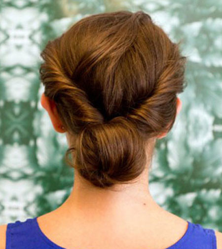 6. Sau khi cuộn tròn vào bên trong thì nên dùng ghim kẹp tóc lại cho thật chắc chắn. 6. Sau khi cuộn tròn vào bên trong thì nên dùng ghim kẹp tóc lại cho thật chắc chắn.