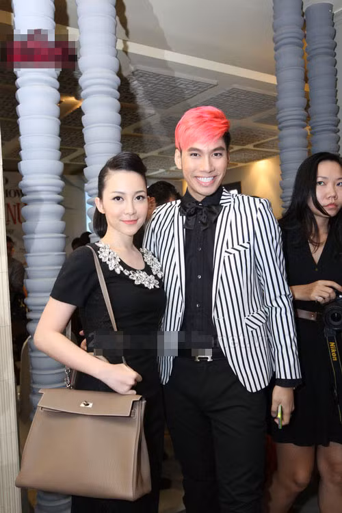 Anh cũng thích kết hợp sơ mi với các loại nơ bướm.