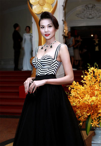 Siêu mẫu Thanh Hằng kiêu sa trong bộ váy đen trắng thời thượng. Phần chân váy có cạp cao, càng làm nổi bật đôi chân dài của người đẹp. Siêu mẫu Thanh Hằng kiêu sa trong bộ váy đen trắng thời thượng. Phần chân váy có cạp cao, càng làm nổi bật đôi chân dài của người đẹp.