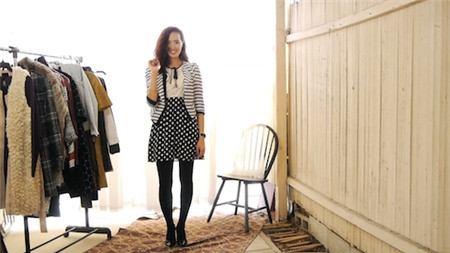 Với một chiếc váy có hoạ tiết li ti và dễ gây cảm giác rối mắt, bạn vẫn hoàn toàn có thể phối một hoạ tiết li ti khác như hoạ tiết của vải tweed, chỉ cần 2 món đồ này đều có chung một tông màu tương đồng là đen – xám. Bằng cách này, hai hoạ tiết sẽ tôn nhau lên chứ không hề tạo cảm giác rối mắt hay thừa thãi.