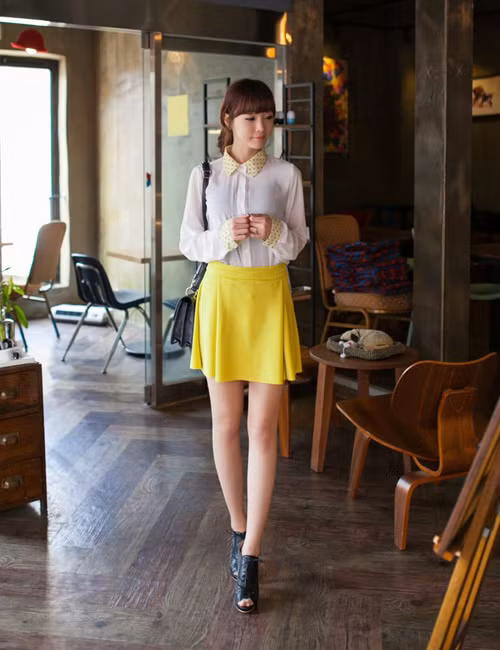 Chân váy màu vàng chanh là màu được yêu thích nhất trong năm nay