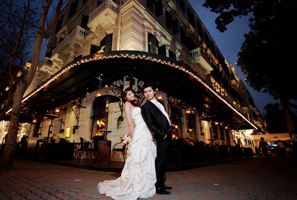 Chụp ảnh cưới đêm đang được nhiều đôi tân lang, tân nương chọn lựa. (Ảnh Internet) Chụp ảnh cưới đêm đang được nhiều đôi tân lang, tân nương chọn lựa. (Ảnh Internet)