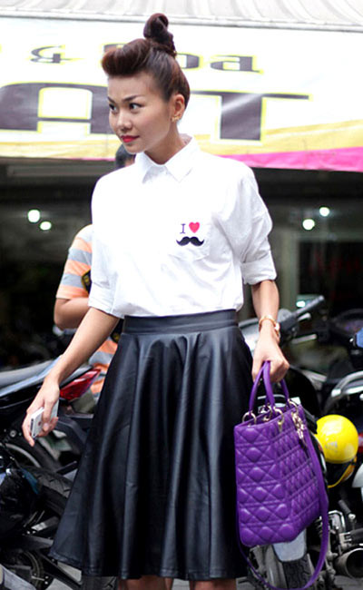 Những bạn gái cá tính có thể mix sơ mi trắng cùng chân váy da xòe để trở nên sành điệu như Thanh Hằng. Những bạn gái cá tính có thể mix sơ mi trắng cùng chân váy da xòe để trở nên sành điệu như Thanh Hằng.