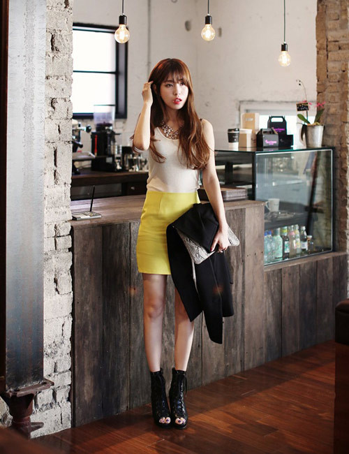 Chân váy sáng màu rất dễ bị nhìn thấy vết nhàu và bạn cần chọn chất cẩn thận hơn