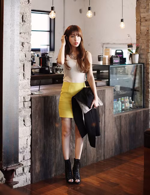 Chân váy sáng màu rất dễ bị nhìn thấy vết nhàu và bạn cần chọn chất cẩn thận hơn