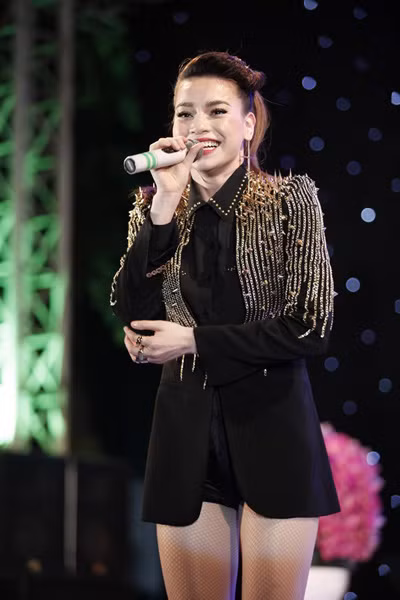 Hà Hồ nở nụ cười hạnh phúc khi nghe khán giả gọi vang tên mình. Hà Hồ nở nụ cười hạnh phúc khi nghe khán giả gọi vang tên mình.