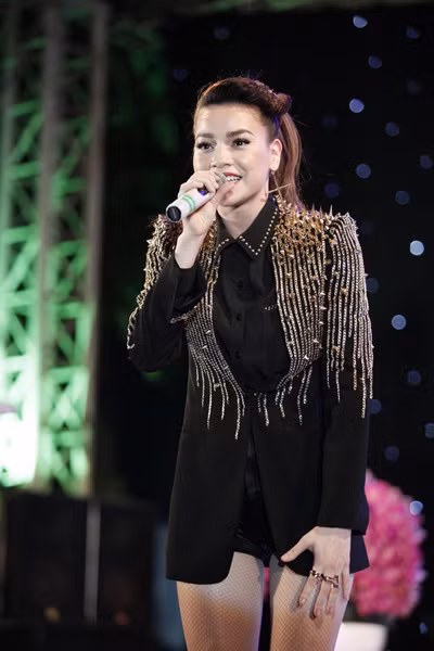 Sau ca khúc đầu tiên, cô bối rối khi không biết phải hát bài gì tiếp theo trước những yêu cầu khác nhau từ người hâm mộ. Sau ca khúc đầu tiên, cô bối rối khi không biết phải hát bài gì tiếp theo trước những yêu cầu khác nhau từ người hâm mộ.