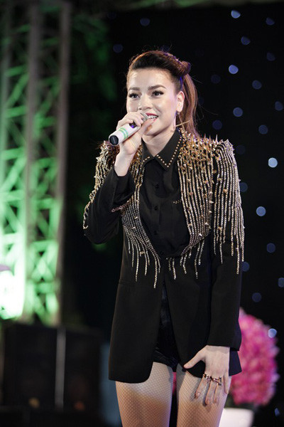 Sau ca khúc đầu tiên, cô bối rối khi không biết phải hát bài gì tiếp theo trước những yêu cầu khác nhau từ người hâm mộ. Sau ca khúc đầu tiên, cô bối rối khi không biết phải hát bài gì tiếp theo trước những yêu cầu khác nhau từ người hâm mộ.