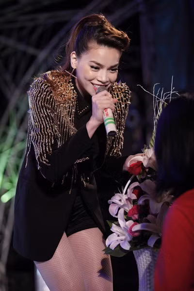 Cô trình diễn ca khúc 'Bay lên tình yêu' sôi động và cuồng nhiệt. Cô trình diễn ca khúc 'Bay lên tình yêu' sôi động và cuồng nhiệt.