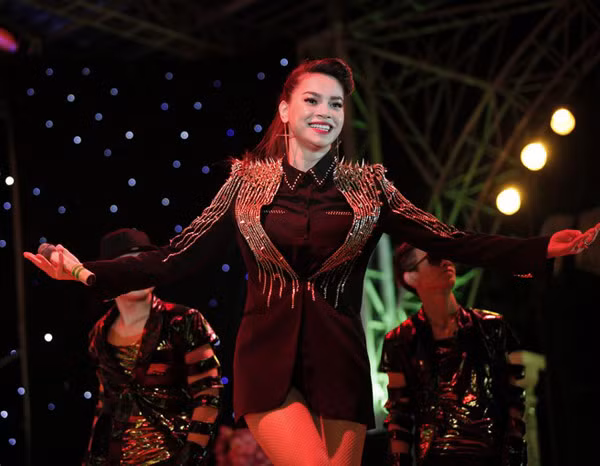 Nữ ca sĩ xuất hiện ở giữa chương trình 'Đưa em vào hạ' do Đàm Vĩnh Hưng tổ chức, được khán giả cổ vũ nồng nhiệt. Nữ ca sĩ xuất hiện ở giữa chương trình 'Đưa em vào hạ' do Đàm Vĩnh Hưng tổ chức, được khán giả cổ vũ nồng nhiệt.