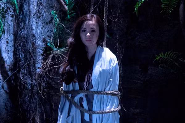 Một số cảnh trong phim được quay trong điều kiện ánh sáng ma mị, đặc tả chân dung nhân vật của Angela Phương Trinh và tạo cảm giác rùng rợn, kỳ bí cho người xem. Một số cảnh trong phim được quay trong điều kiện ánh sáng ma mị, đặc tả chân dung nhân vật của Angela Phương Trinh và tạo cảm giác rùng rợn, kỳ bí cho người xem.