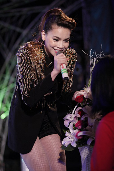 Cô trình diễn ca khúc 'Bay lên tình yêu' sôi động và cuồng nhiệt. Cô trình diễn ca khúc 'Bay lên tình yêu' sôi động và cuồng nhiệt.