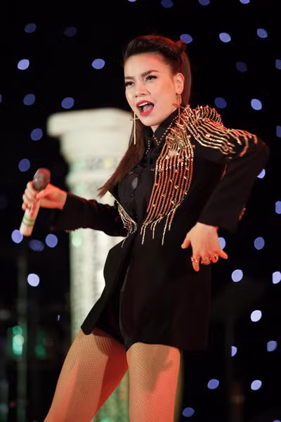 Tối 19/4, Hồ Ngọc Hà tái xuất sân khấu ca nhạc sau thời gian dài nghỉ ngơi. Cô chia sẻ, đây là show diễn đầu tiên kể từ Tết Nguyên Đán. Tối 19/4, Hồ Ngọc Hà tái xuất sân khấu ca nhạc sau thời gian dài nghỉ ngơi. Cô chia sẻ, đây là show diễn đầu tiên kể từ Tết Nguyên Đán.