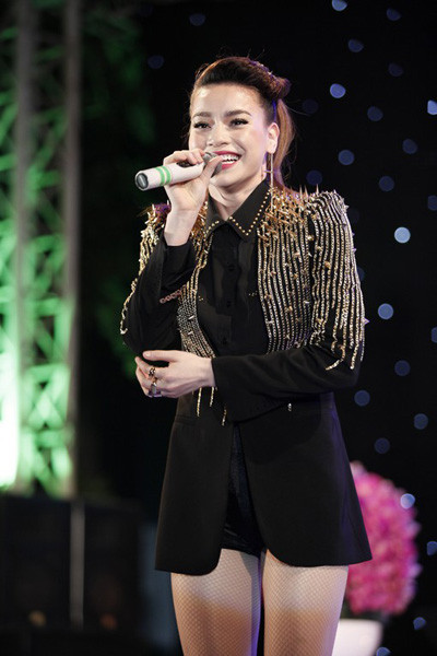 Hà Hồ nở nụ cười hạnh phúc khi nghe khán giả gọi vang tên mình. Hà Hồ nở nụ cười hạnh phúc khi nghe khán giả gọi vang tên mình.