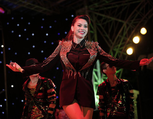 Nữ ca sĩ xuất hiện ở giữa chương trình 'Đưa em vào hạ' do Đàm Vĩnh Hưng tổ chức, được khán giả cổ vũ nồng nhiệt. Nữ ca sĩ xuất hiện ở giữa chương trình 'Đưa em vào hạ' do Đàm Vĩnh Hưng tổ chức, được khán giả cổ vũ nồng nhiệt.