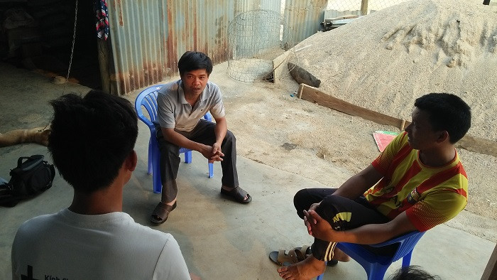 Giàng A Dơ và nỗi lo con cái không được học hành đến nơi đến chốn (Ảnh: Vũ Ninh)