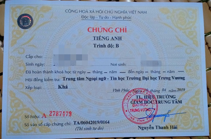 Chứng chỉ tiếng Anh, tin học do Trung tâm Ngoại ngữ - Tin học do trường Đại học Trưng Vương cấp (Ảnh: Vũ Ninh)
