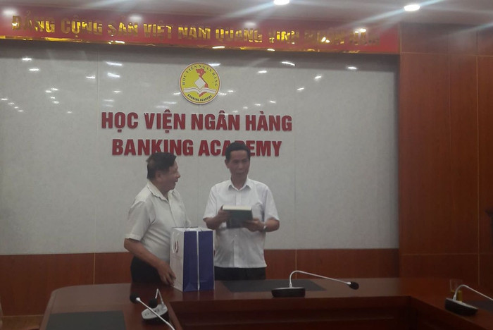 Phó giáo sư, Tiến sĩ Trần Xuân Nhĩ – Phó Chủ tịch Hiệp hội Các trường đại học, cao đẳng Việt Nam và Phó giáo sư, Tiến sĩ Lê Văn Luyện - Phó Giám đốc Học viện Ngân hàng