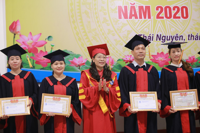 Sau nhiều năm đào tạo sau đại học, Trường Đại học Khoa học đã cấp bằng Tiến sĩ và Thạc sĩ cho gần 1.500 nghiên cứu sinh và học viên cao học. Sau nhiều năm đào tạo sau đại học, Trường Đại học Khoa học đã cấp bằng Tiến sĩ và Thạc sĩ cho gần 1.500 nghiên cứu sinh và học viên cao học.