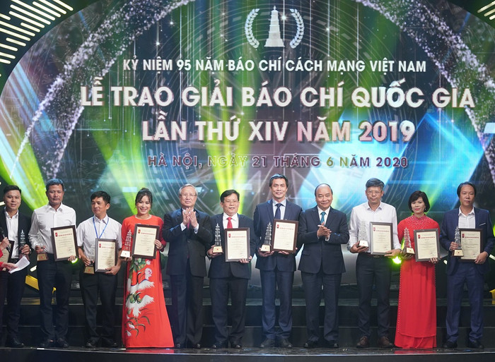 Thủ tướng Nguyễn Xuân Phúc và Thường trực Ban Bí thư Trần Quốc Vượng trao giải A cho các tác giả. (Ảnh: VGP/Quang Hiếu) Thủ tướng Nguyễn Xuân Phúc và Thường trực Ban Bí thư Trần Quốc Vượng trao giải A cho các tác giả. (Ảnh: VGP/Quang Hiếu)