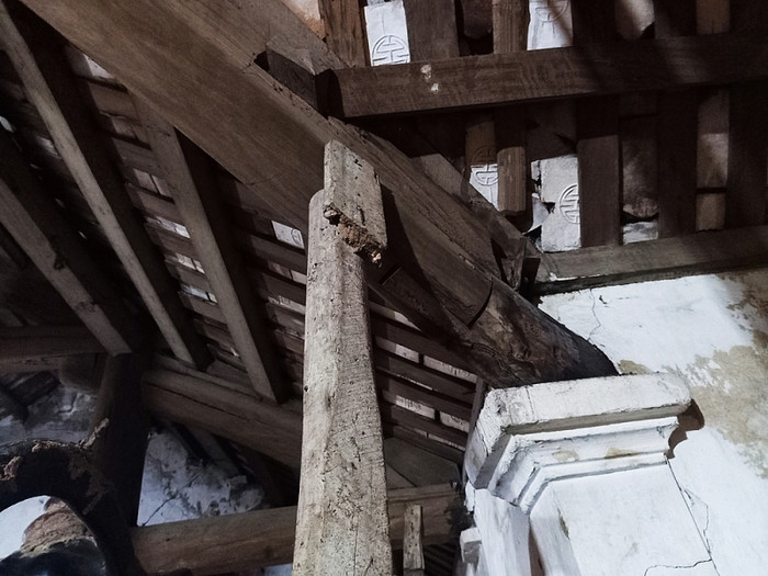 Mái chùa sắp sập. Người dân phải dùng cây chống tạm. Mái chùa sắp sập. Người dân phải dùng cây chống tạm.