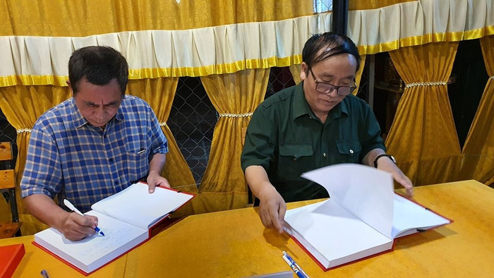 Nhà thơ Trần Đăng Khoa trong lễ tang nhà văn Nguyễn Xuân Đức( nguồn ảnh: Hoài Bảo Võ Văn) Nhà thơ Trần Đăng Khoa trong lễ tang nhà văn Nguyễn Xuân Đức( nguồn ảnh: Hoài Bảo Võ Văn)