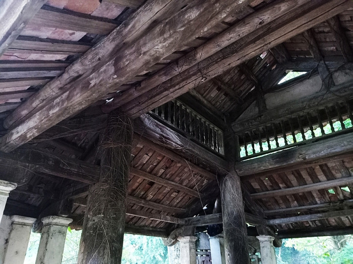 Mái thủy đình 8 mái rêu phong mục nát. Mái thủy đình 8 mái rêu phong mục nát.