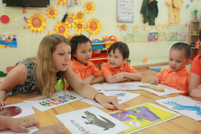 Bé được học tiếng Anh từ nhỏ, phát triển ngôn ngữ tiếng Anh từ trong tiềm thức như một thứ ngôn ngữ thứ hai. Bé được học tiếng Anh từ nhỏ, phát triển ngôn ngữ tiếng Anh từ trong tiềm thức như một thứ ngôn ngữ thứ hai.