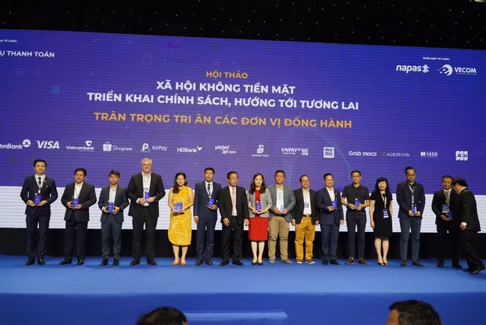 Hội thảo "Xã hội không tiền mặt: Triển khai chính sách hướng tới tương lai" diễn ra sáng 12/6 tại Thành phố Hồ Chí Minh.