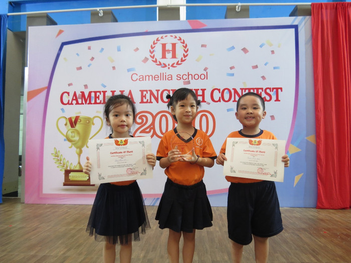 Cuộc thi tiếng Anh vừa qua, các em học sinh dù ở lứa tuổi măng non cũng có thể tự tin thuyết trình bằng tiếng Anh không chỉ về bản thân, sở thích… mà còn thuyết trình được chủ đề nóng hiện nay như: thuyết trình về virus Corona. Cuộc thi tiếng Anh vừa qua, các em học sinh dù ở lứa tuổi măng non cũng có thể tự tin thuyết trình bằng tiếng Anh không chỉ về bản thân, sở thích… mà còn thuyết trình được chủ đề nóng hiện nay như: thuyết trình về virus Corona.