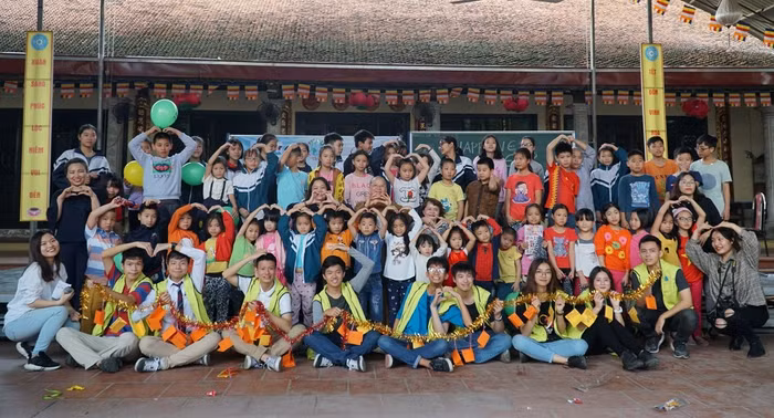 Học sinh đi làm tình nguyện (Ảnh do tác giả cung cấp)