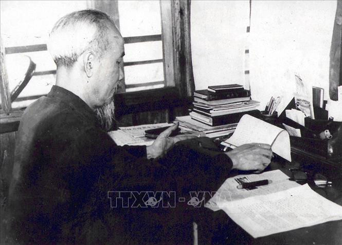 Trong suốt quá trình hoạt động cách mạng và trên cương vị người đứng đầu đất nước, Bác Hồ đã viết hàng nghìn bài báo với nhiều thể loại và bằng nhiều bút danh khác nhau. Trong ảnh: Bác Hồ làm việc tại tầng 2 Nhà sàn trong Phủ Chủ tịch, tháng 4/1960. Ảnh: Tư liệu TTXVN