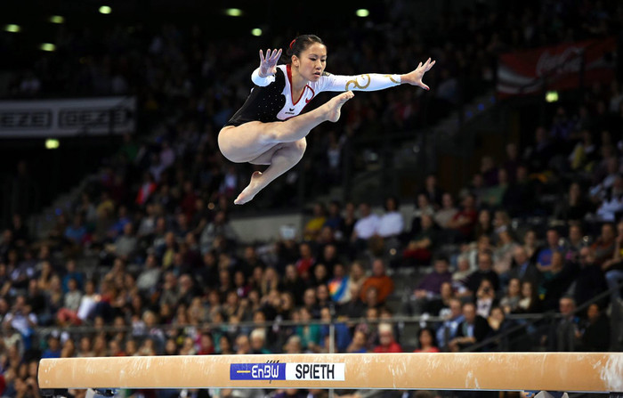 Kim Bùi biểu diễn môn thi nhảy cầu thăng bằng (nguồn ảnh: Kim Bui-Wikipedia &amp; Facebook)