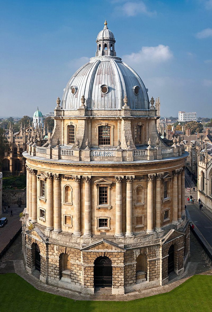Radcliffe Camera là tòa nhà được xây dựng từ thế kỷ 18, nguyên là thư viện chính của trường Đại học Oxford. Hiện nay tòa nhà này được sử dụng là phòng đọc trung tâm. (nguồn ảnh từ Sorbonne University-Wikipedia) Radcliffe Camera là tòa nhà được xây dựng từ thế kỷ 18, nguyên là thư viện chính của trường Đại học Oxford. Hiện nay tòa nhà này được sử dụng là phòng đọc trung tâm. (nguồn ảnh từ Sorbonne University-Wikipedia)