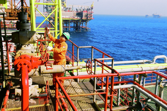 Kiểm tra thiết bị trên giàn khoan Kiểm tra thiết bị trên giàn khoan