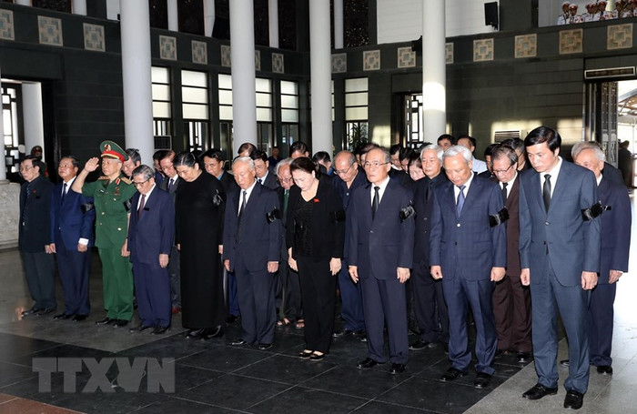 Chủ tịch Quốc hội Nguyễn Thị Kim Ngân dẫn đầu đoàn Ủy ban Thường vụ Quốc hội viếng đồng chí Vũ Mão. (Ảnh: Trọng Đức/TTXVN) Chủ tịch Quốc hội Nguyễn Thị Kim Ngân dẫn đầu đoàn Ủy ban Thường vụ Quốc hội viếng đồng chí Vũ Mão. (Ảnh: Trọng Đức/TTXVN)