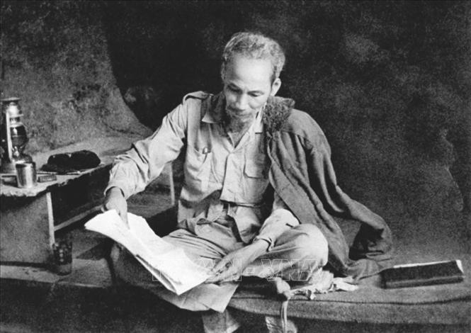 Bác Hồ đọc báo ở chiến khu Việt Bắc (1951). Ảnh: Tư liệu TTXVN