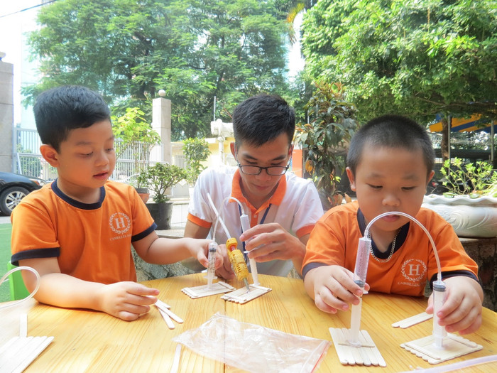 Các bé đang chế tạo máy đẩy hàng bằng các vật dụng tái chế trong bộ môn STEAM Các bé đang chế tạo máy đẩy hàng bằng các vật dụng tái chế trong bộ môn STEAM