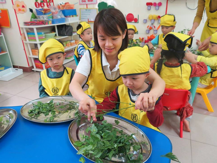 Kỹ năng sống là môn học được chú trọng tại mầm non song ngữ Hoa Trà My, giúp các bé hàng ngày rèn luyện, bồi đắp những kỹ năng cần thiết trong cuộc sống. Kỹ năng sống là môn học được chú trọng tại mầm non song ngữ Hoa Trà My, giúp các bé hàng ngày rèn luyện, bồi đắp những kỹ năng cần thiết trong cuộc sống.