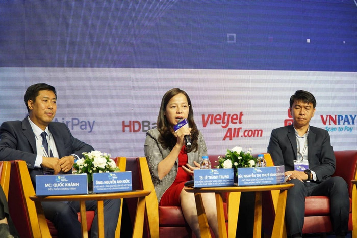 Bà Nguyễn Thị Thúy Bình - Phó Tổng giám đốc Vietjet chia sẻ tại hội thảo. Bà Nguyễn Thị Thúy Bình - Phó Tổng giám đốc Vietjet chia sẻ tại hội thảo.