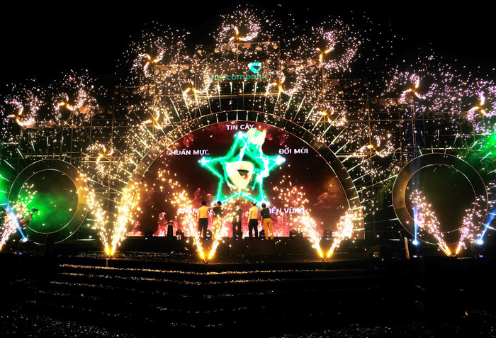 Nghi thức truyền lửa được thực hiện bởi đồng chí Bí thư Đảng ủy Vietcombank cùng các đồng chí khách mời Nghi thức truyền lửa được thực hiện bởi đồng chí Bí thư Đảng ủy Vietcombank cùng các đồng chí khách mời