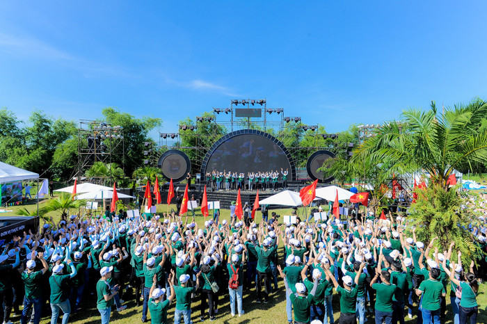 Toàn cảnh Lễ khai mạc khi Ban Tổ chức trao cờ tổ quốc cho các tiểu trại Trưởng nhằm động viên tinh thần cho các trại sinh Toàn cảnh Lễ khai mạc khi Ban Tổ chức trao cờ tổ quốc cho các tiểu trại Trưởng nhằm động viên tinh thần cho các trại sinh