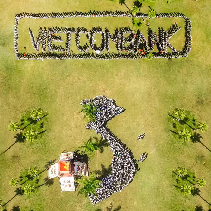 Hơn 700 đoàn viên thanh niên Vietcombank đã chung sức xếp thành hình bản đồ Việt Nam và thương hiệu Vietcombank.