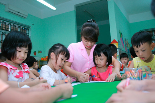 Giáo viên mầm non vô cùng vất vả. (Ảnh minh họa: Hanoimoi.com.vn) Giáo viên mầm non vô cùng vất vả. (Ảnh minh họa: Hanoimoi.com.vn)