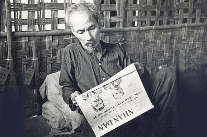 Bác Hồ là độc giả tích cực của báo chí trong nước và thế giới. Bác tự rèn mình một phong cách đọc báo đều đặn, nghiêm túc. Bác không hẹn tiếp khách vào đầu giờ làm việc hàng ngày, giờ đó việc đầu tiên là Người xem qua các báo. Trong ảnh: Bác Hồ đọc báo Nhân Dân ở chiến khu Việt Bắc (1951). Ảnh: Tư liệu TTXVN