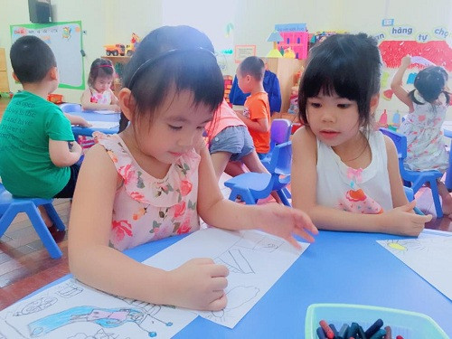 Bé Minh Khuê- con gái ca sĩ Anh Thơ rất yêu thích bộ môn mỹ thuật tại trường mầm non Hoa Trà My. Bé Minh Khuê- con gái ca sĩ Anh Thơ rất yêu thích bộ môn mỹ thuật tại trường mầm non Hoa Trà My.