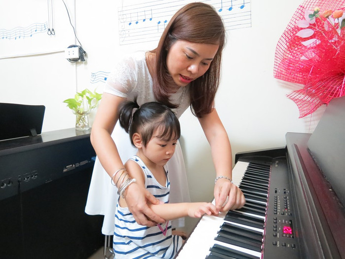 Cô giáo nâng niu từng ngón đàn trẻ thơ, nuôi dưỡng tâm hồn nghệ thuật. Cô giáo nâng niu từng ngón đàn trẻ thơ, nuôi dưỡng tâm hồn nghệ thuật.