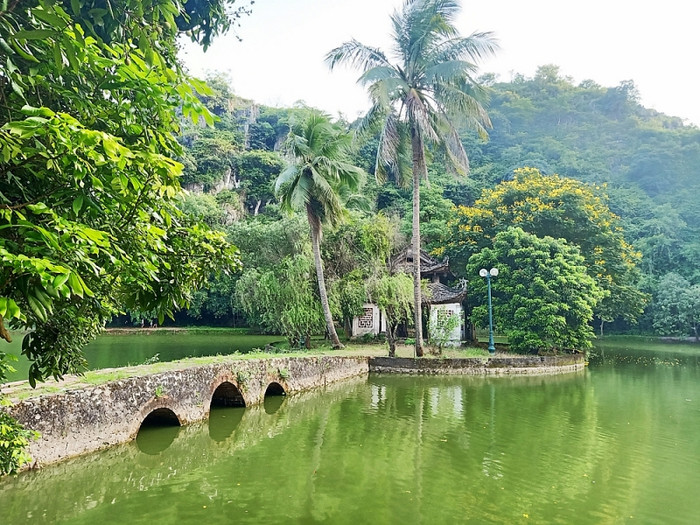 Nhà thủy đình 8 mái – Một công trình kiến trúc nghệ thuật độc đáo do những nghệ nhân dân gian “đất trăm nghề” tạo dựng đang trơ cùng mưa nắng không một ai thương tiếc. Nhà thủy đình 8 mái – Một công trình kiến trúc nghệ thuật độc đáo do những nghệ nhân dân gian “đất trăm nghề” tạo dựng đang trơ cùng mưa nắng không một ai thương tiếc.